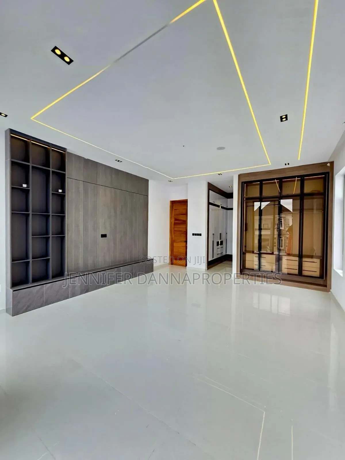 5bdrm Duplex in Ikota for sale