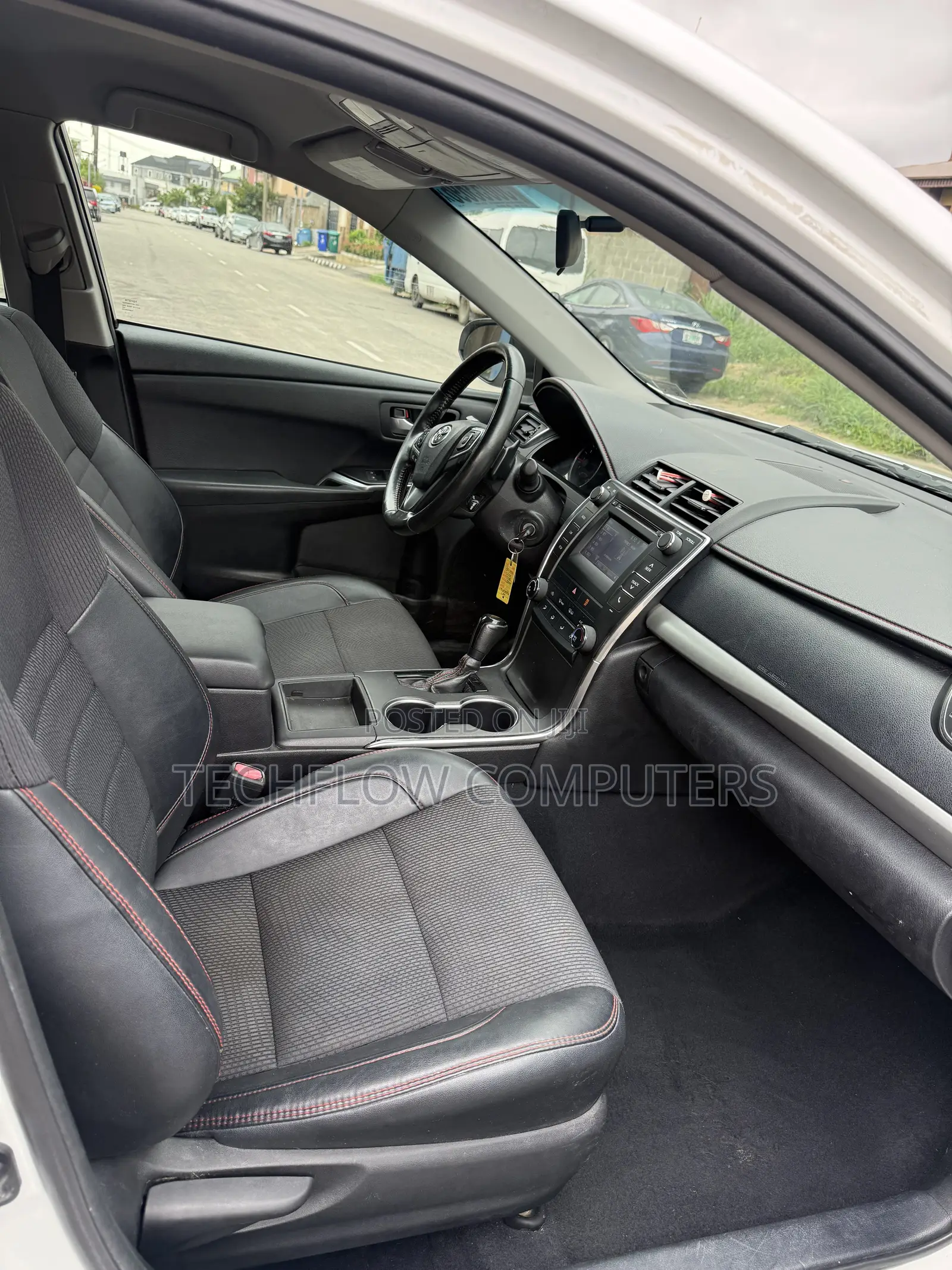 Toyota Camry SE 4dr Sedan (2.5L 4cyl 6A) 2016 White
