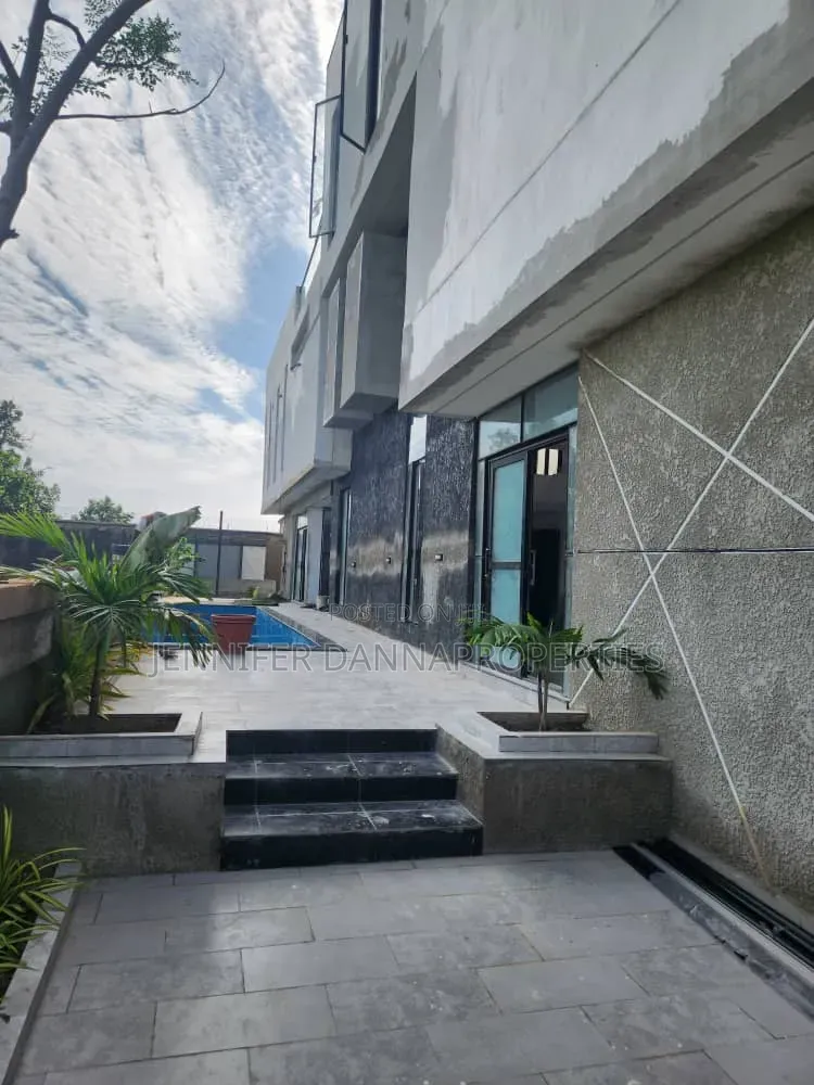 5bdrm Duplex in Off Lekki-Epe Expressway for sale