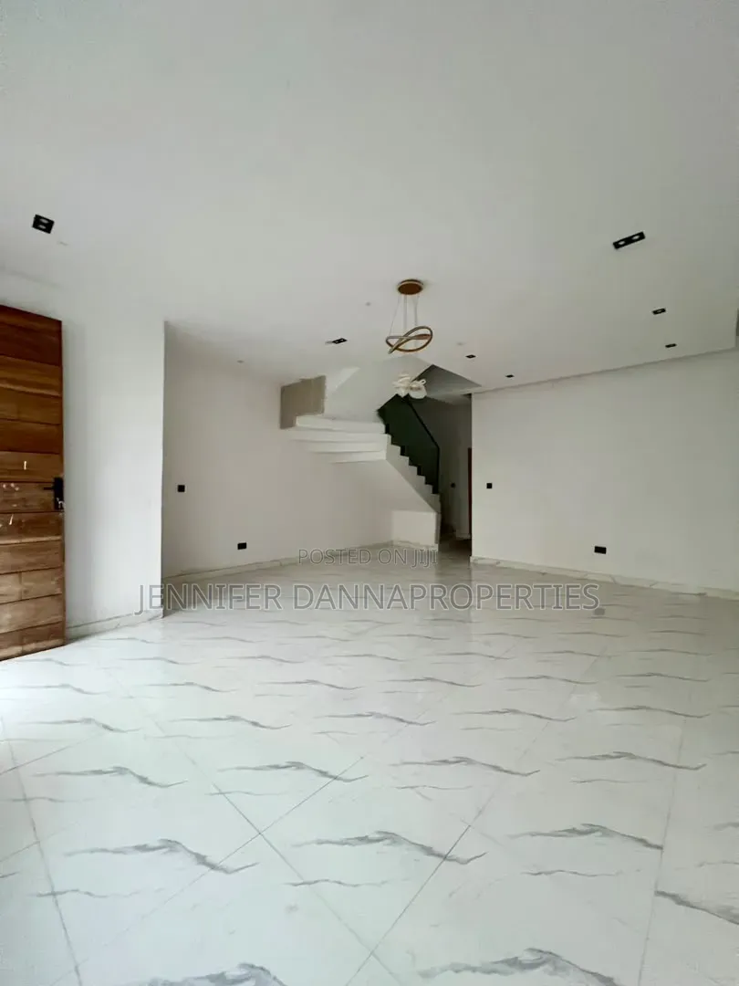 4bdrm Townhouse/Terrace in Ikota for sale