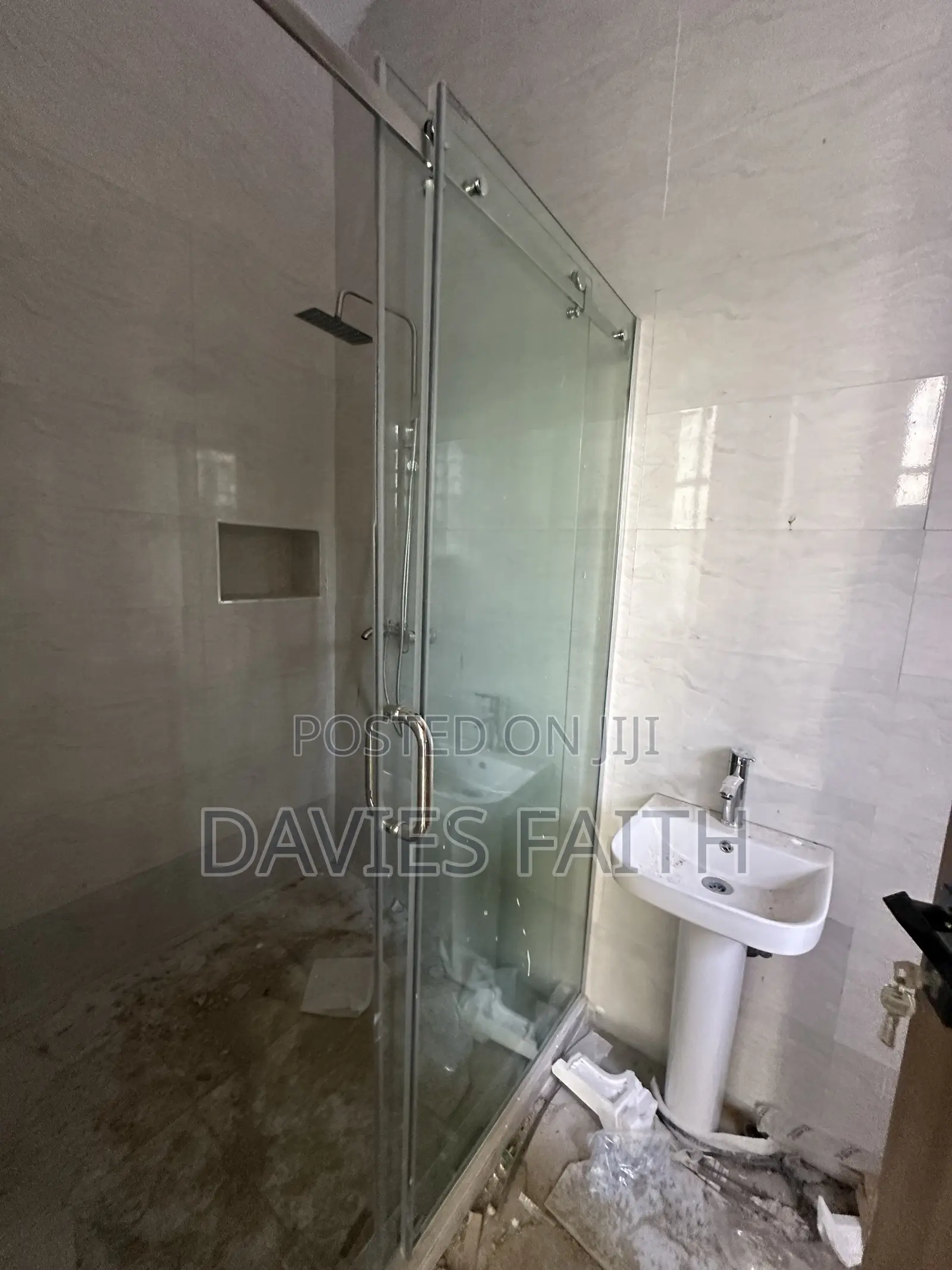 2bdrm Block of Flats in 64 Crescent, Gwarinpa for rent