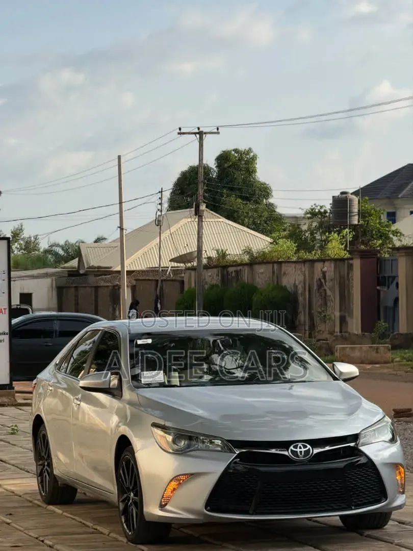 Toyota Camry SE 4dr Sedan (2.5L 4cyl 6A) 2017 Silver