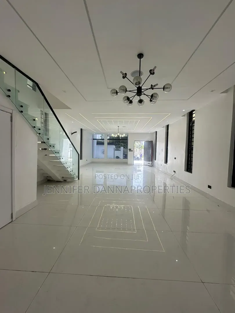 5bdrm Duplex in Ikota for sale