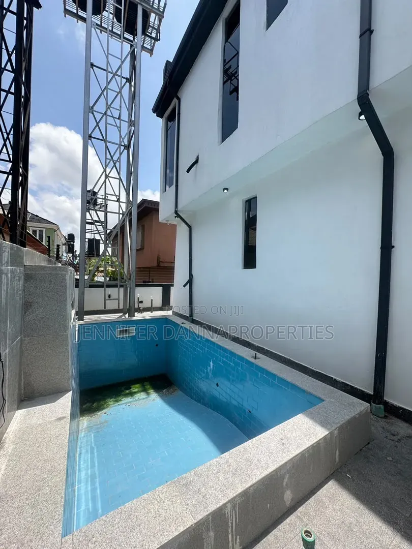 5bdrm Duplex in Ikota for sale