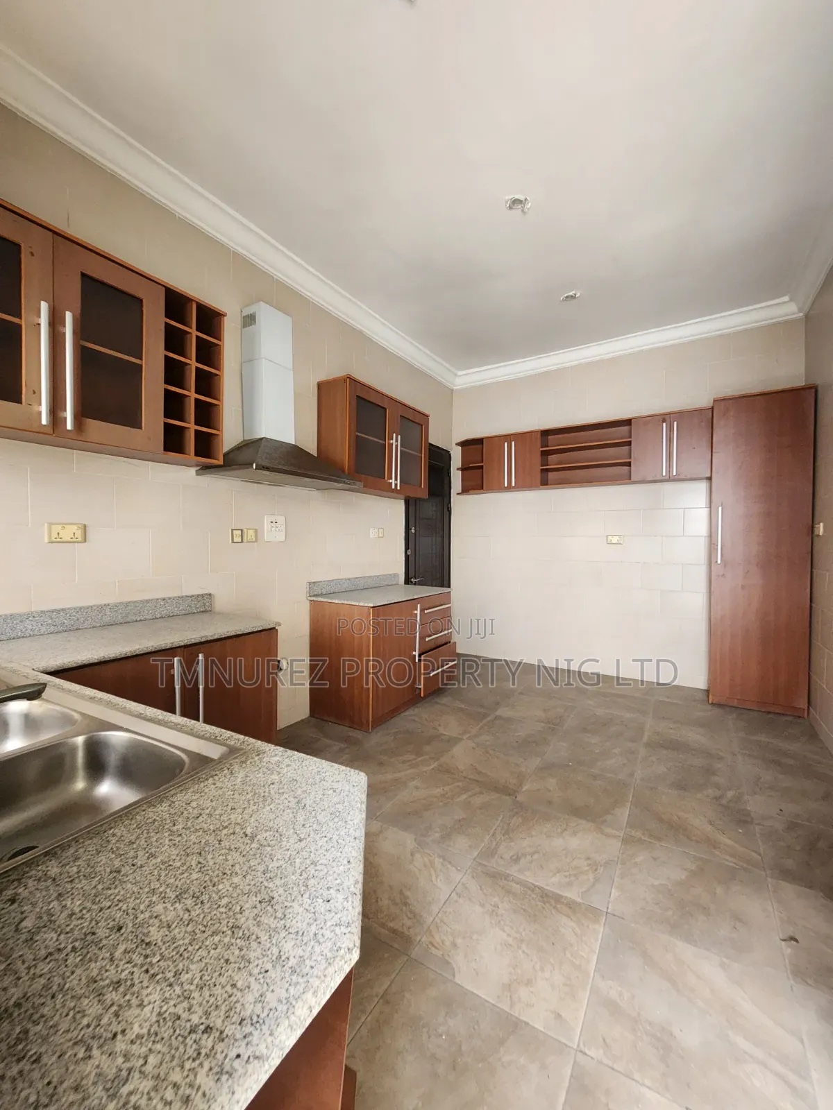 3bdrm Apartment in Chevron for rent