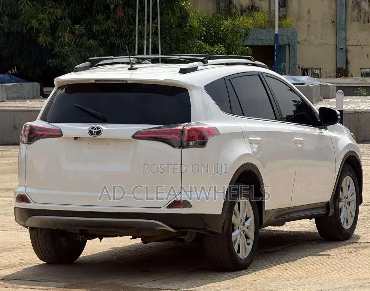 Toyota RAV4 XLE 4dr SUV (2.5L 4cyl 6A) 2014 White