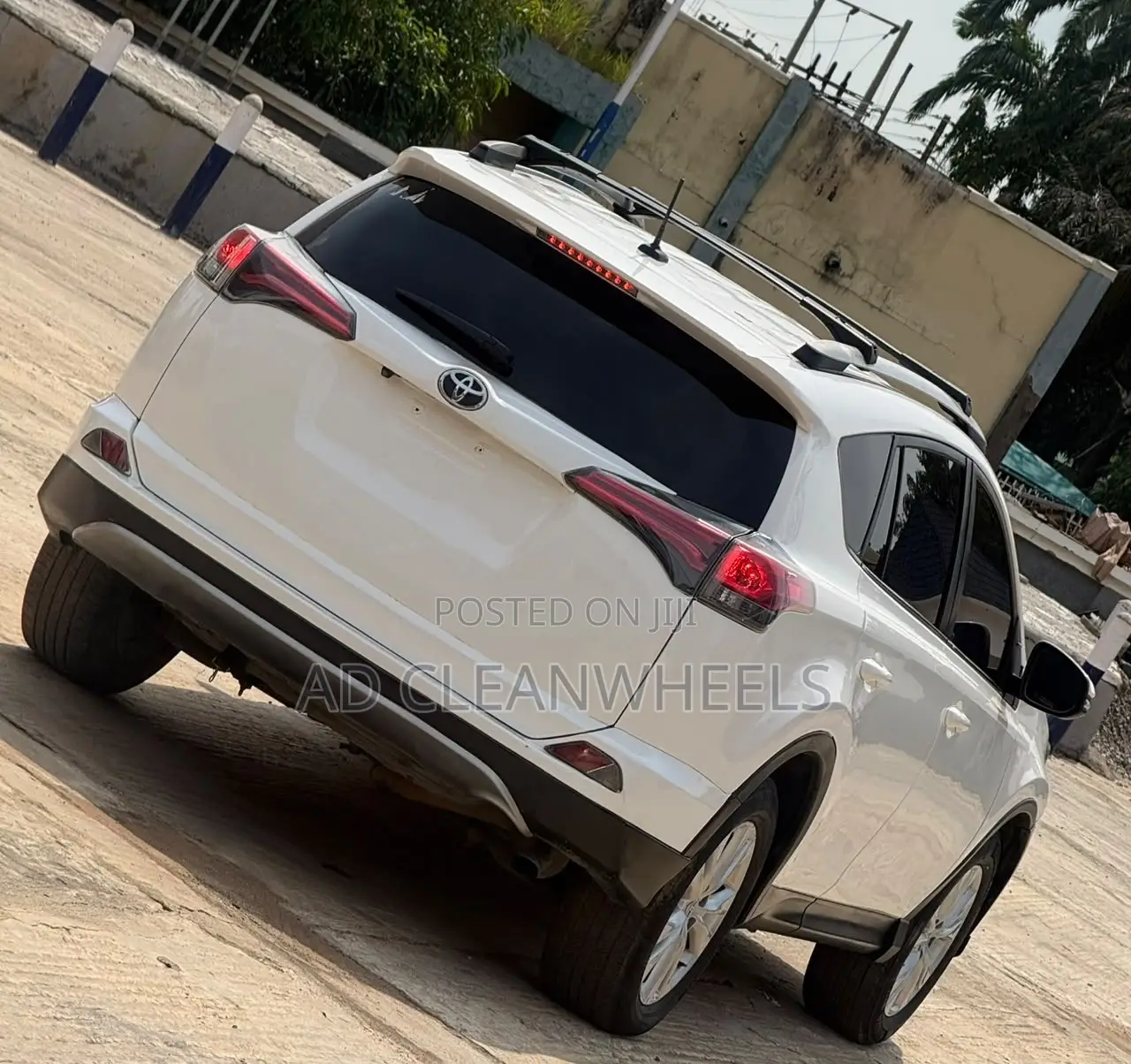 Toyota RAV4 XLE 4dr SUV (2.5L 4cyl 6A) 2014 White