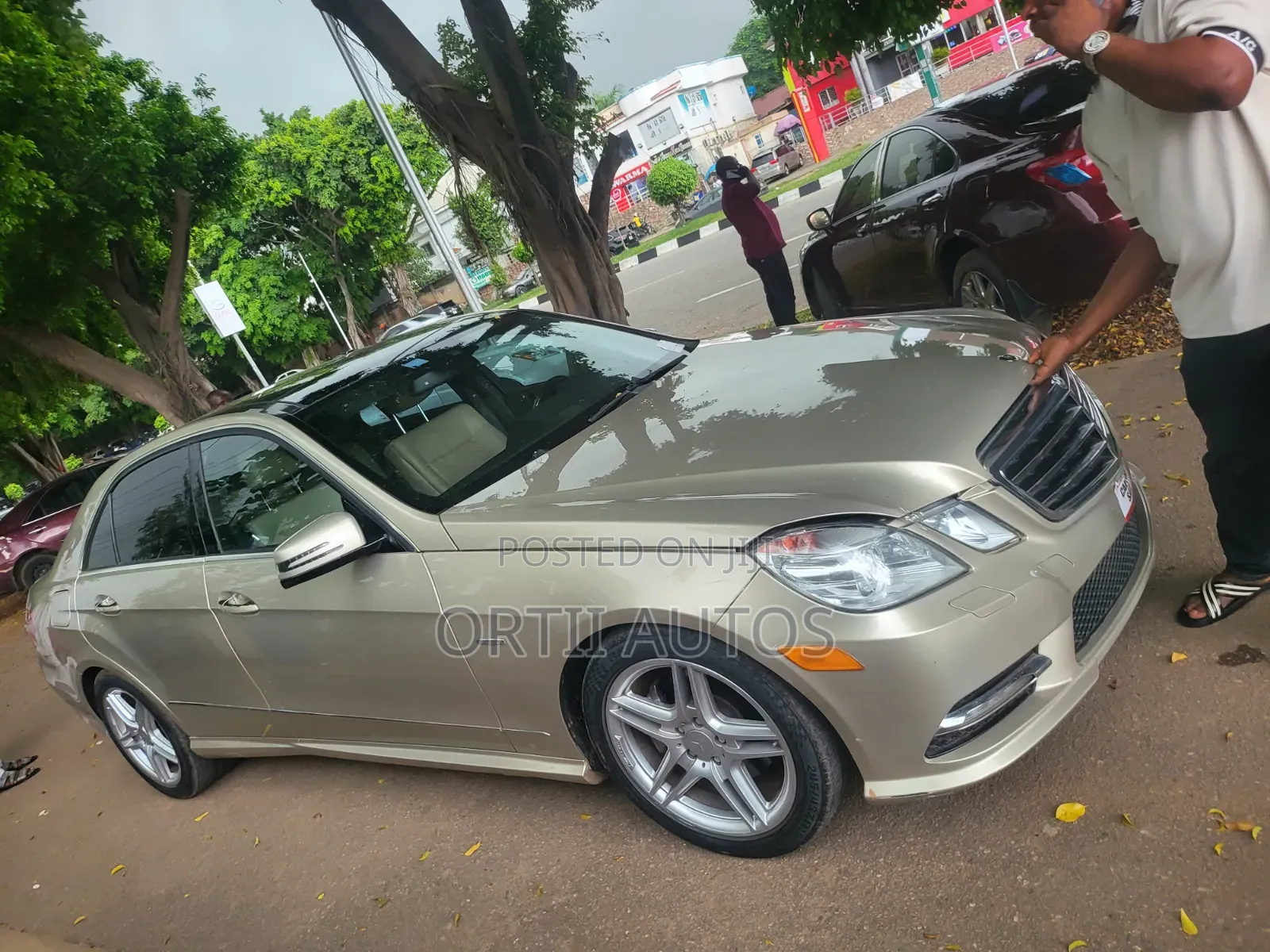 Mercedes-Benz E350 2013 Gold