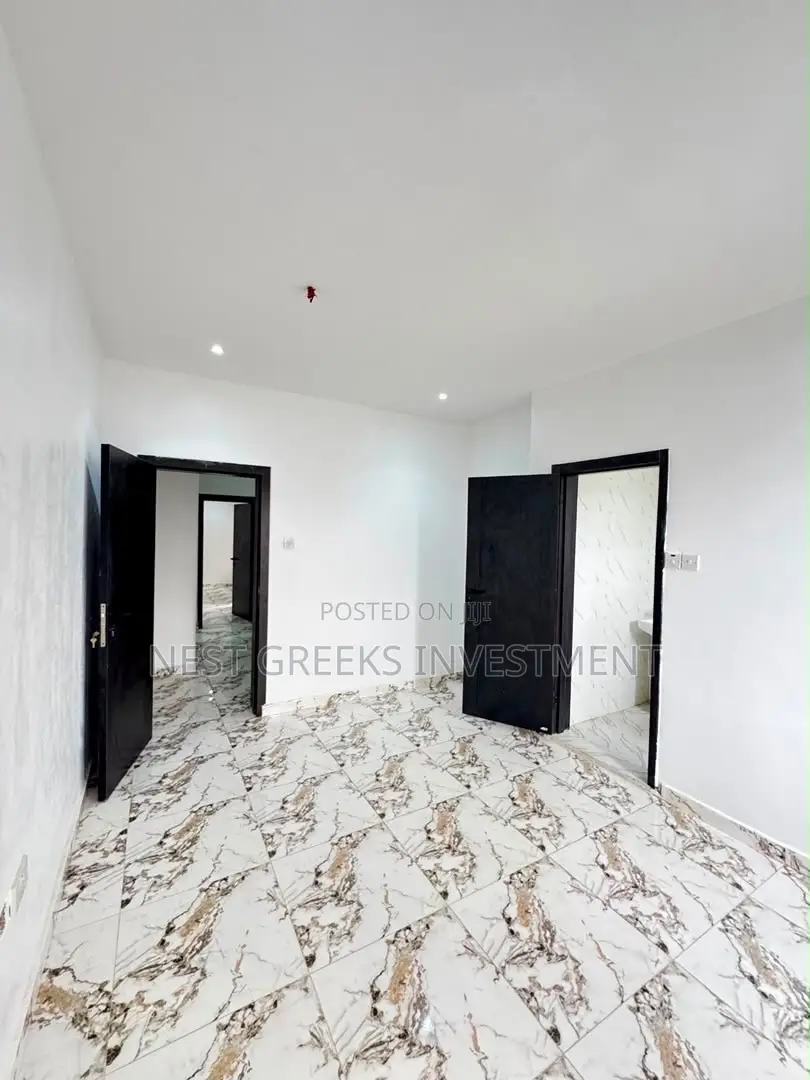2bdrm Apartment in Surulere for sale