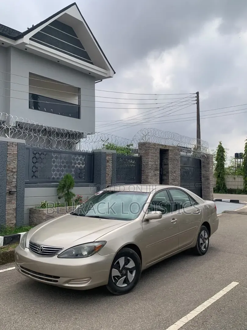 Toyota Camry LE 4dr Sedan (2.4L 4cyl 5A) 2005 Gold