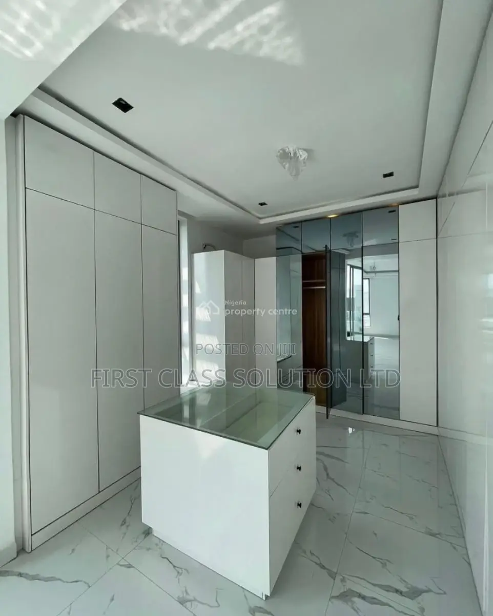 5bdrm Mansion in Osapa london for sale