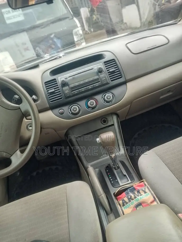 Toyota Camry LE 4dr Sedan (2.4L 4cyl 5A) 2005 Gray