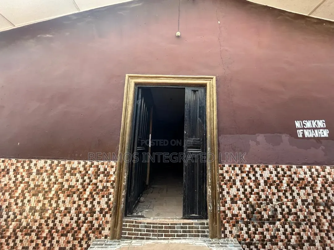 8bdrm Villa in Igbo Olomu, Ikorodu for rent
