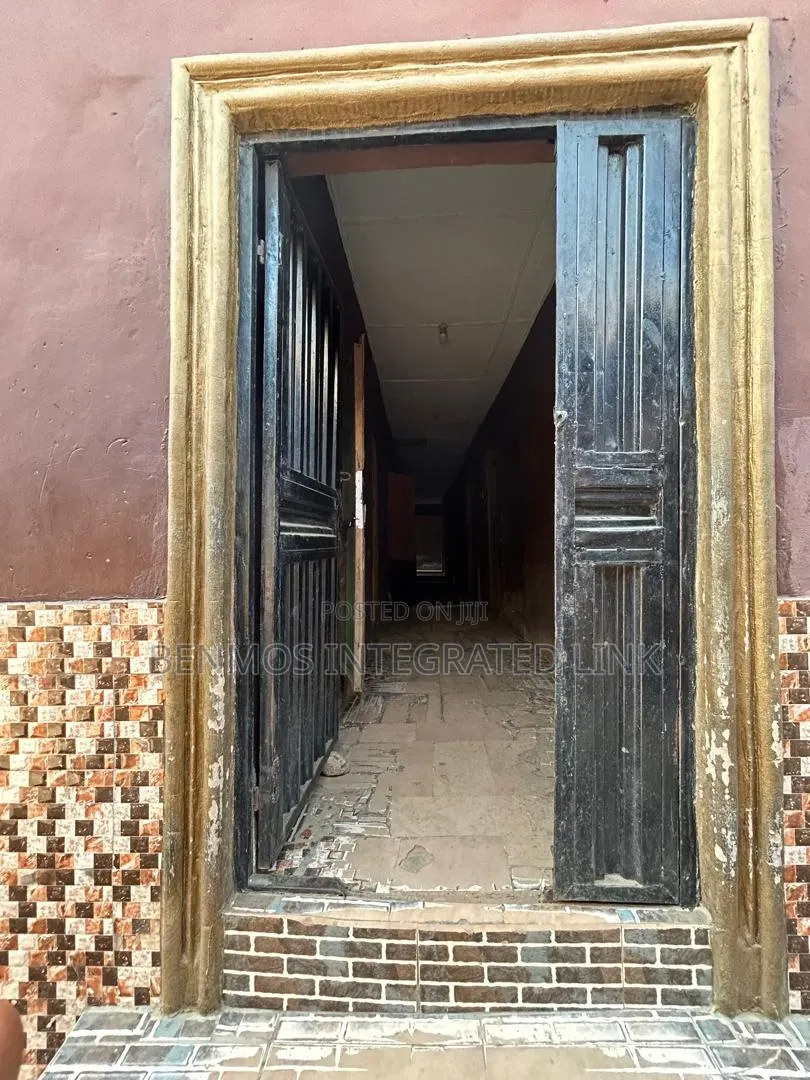 8bdrm Villa in Igbo Olomu, Ikorodu for rent