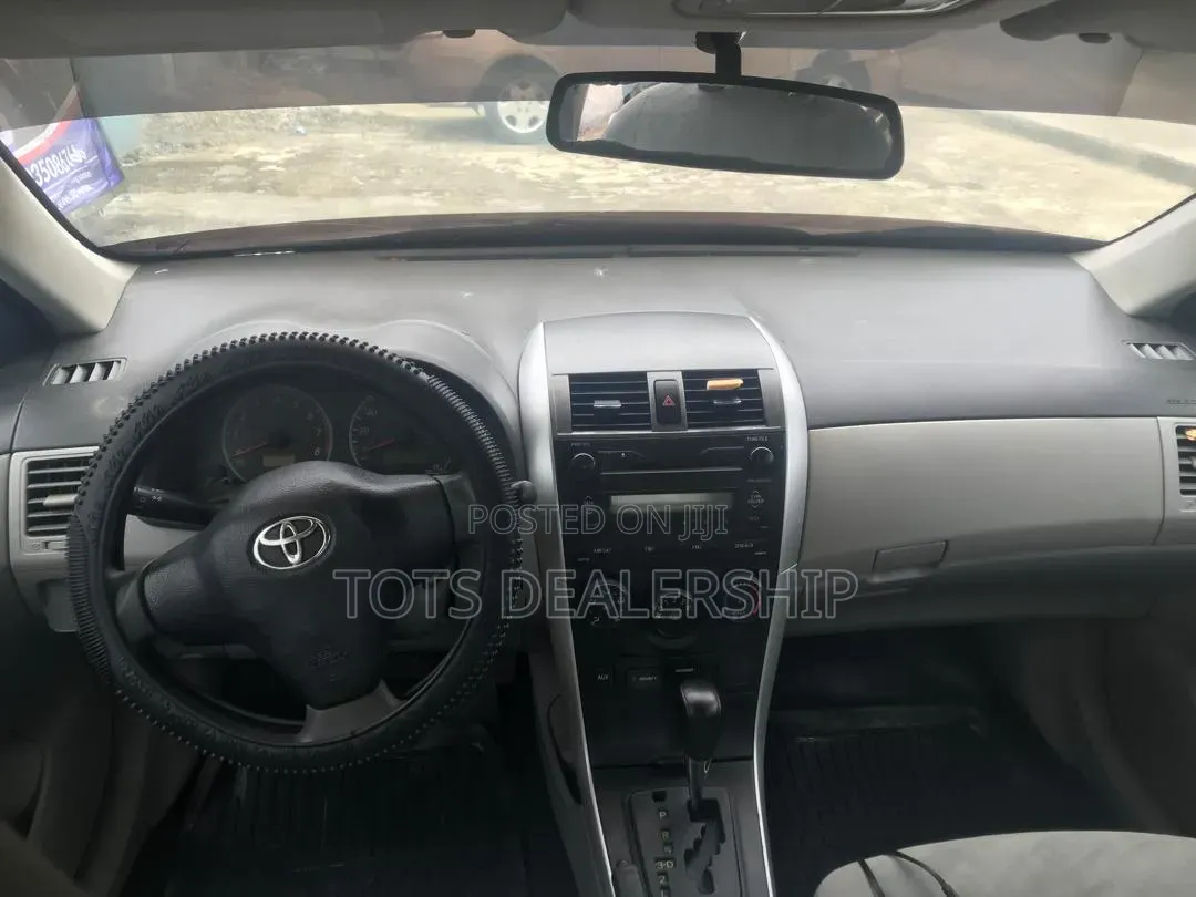 Toyota Corolla LE 4dr Sedan (1.8L 4cyl 4A) 2010 Silver