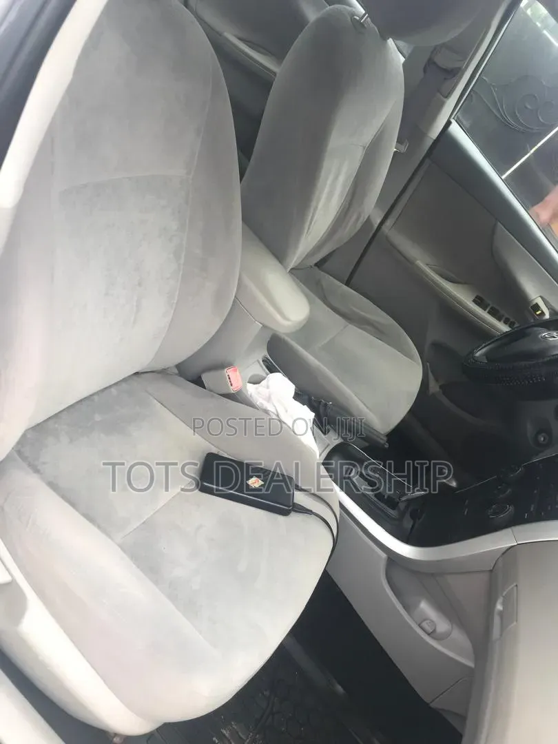Toyota Corolla LE 4dr Sedan (1.8L 4cyl 4A) 2010 Silver