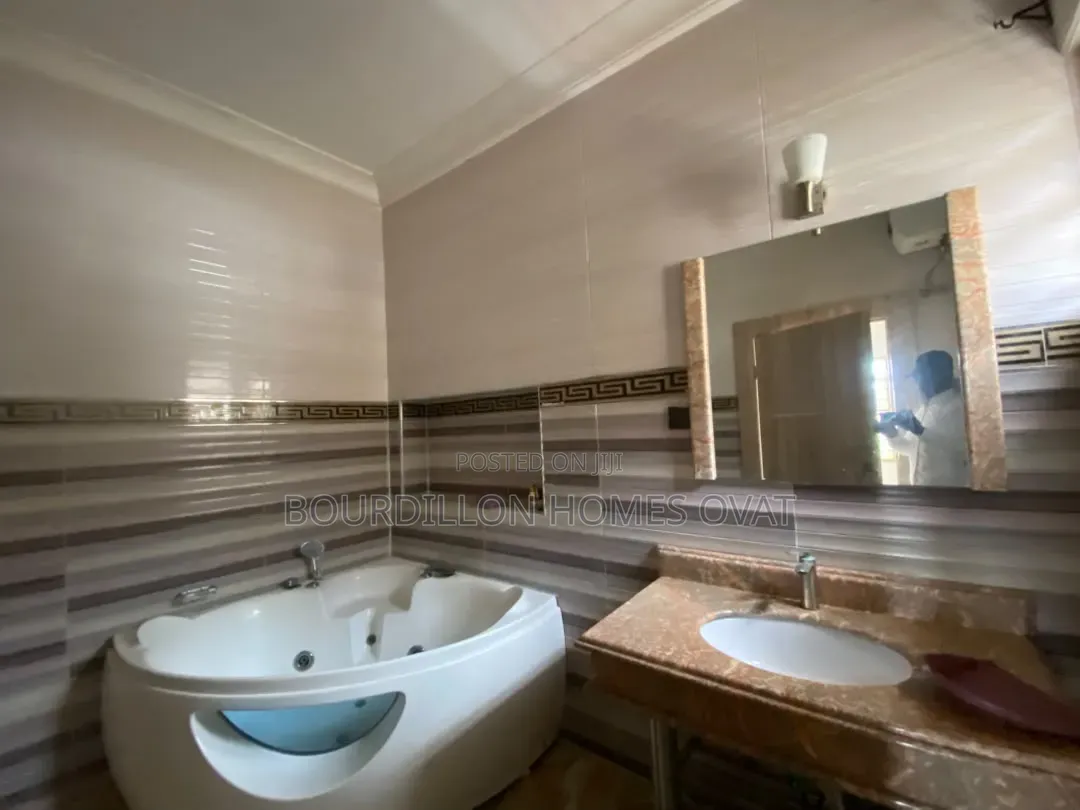 5bdrm Duplex in Lekki County Road for rent