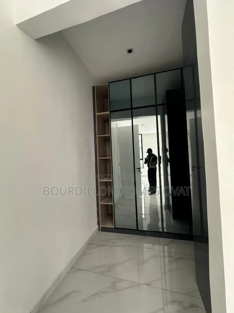 5bdrm Duplex in Megamound Estate for sale