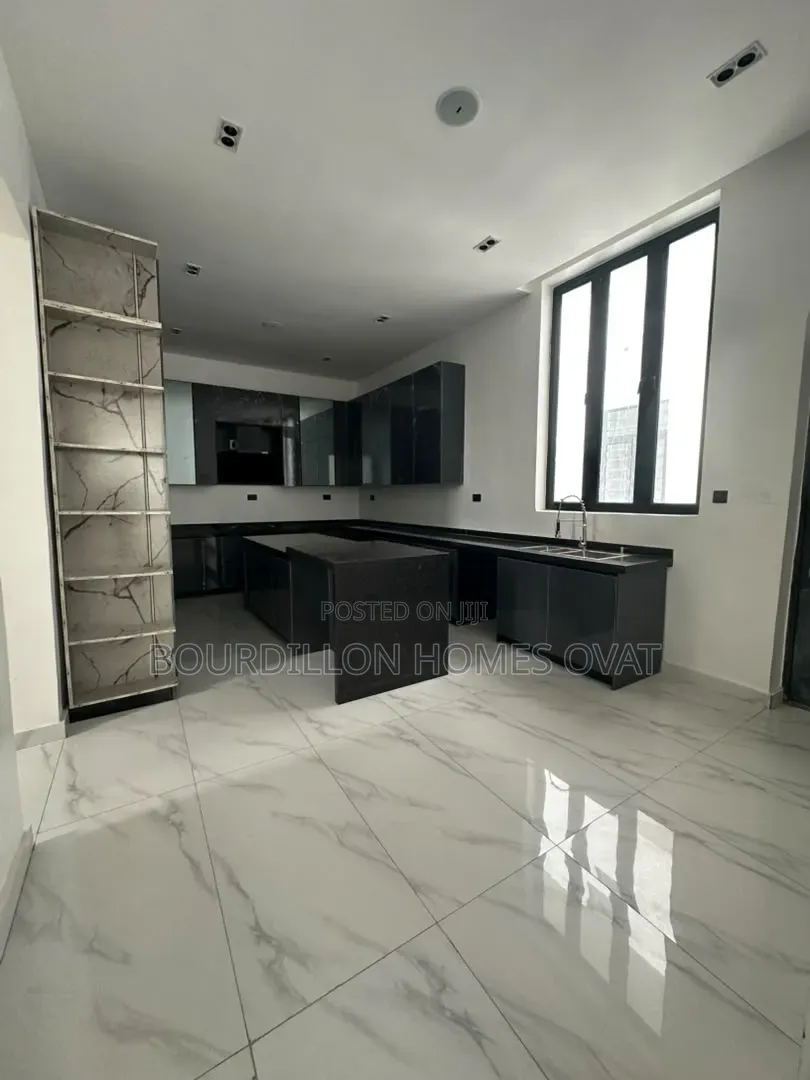 5bdrm Duplex in Megamound Estate for sale