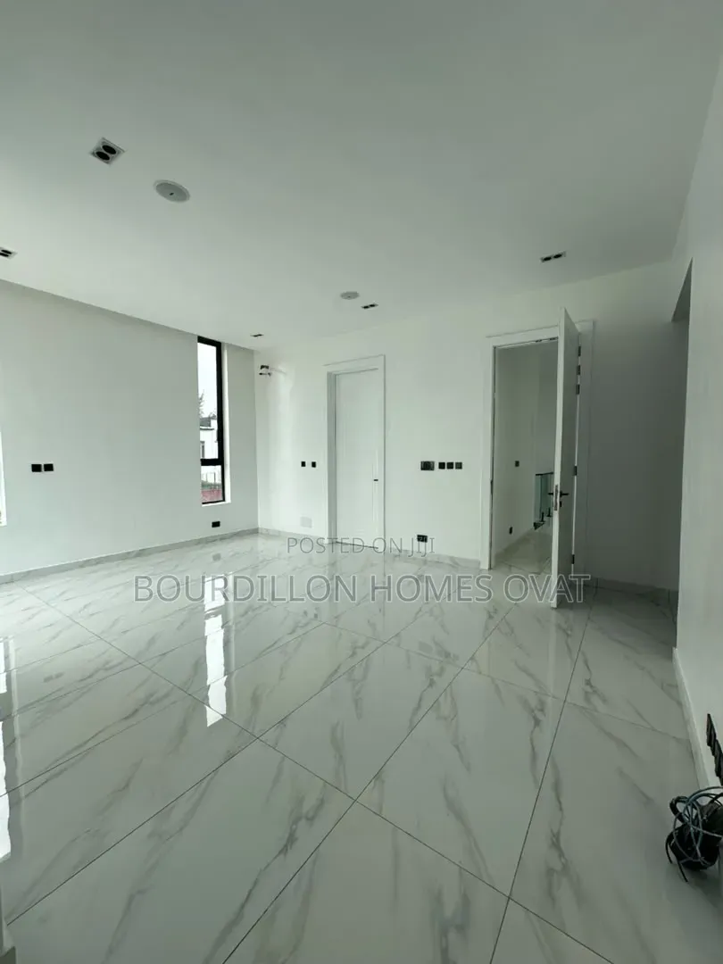 5bdrm Duplex in Megamound Estate for sale