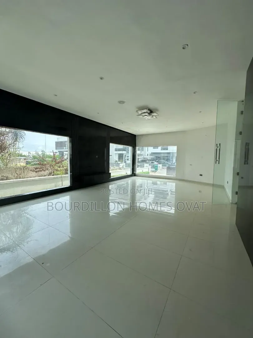 5bdrm Duplex in Megamound Estate for sale