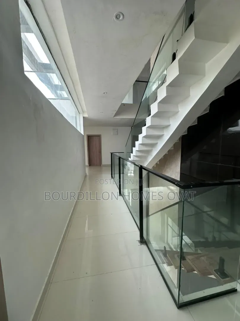 5bdrm Duplex in Megamound Estate for sale