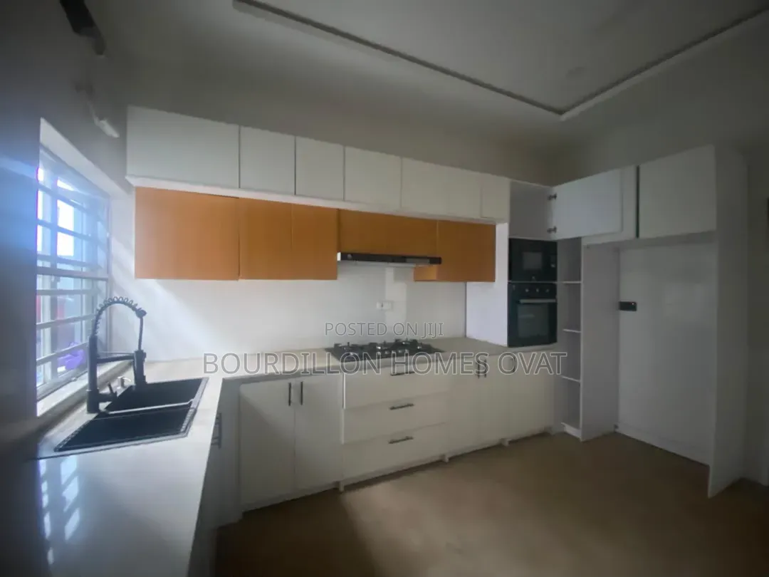 4bdrm Duplex in Illaje Ajah Lagos for rent
