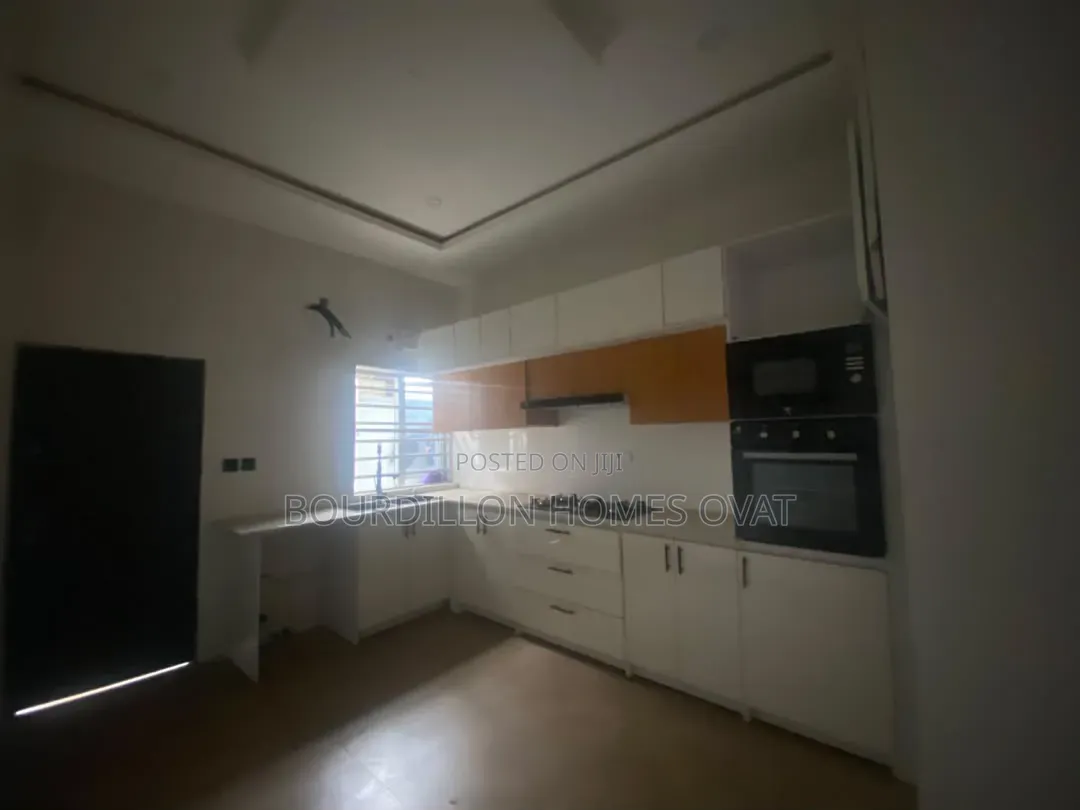 4bdrm Duplex in Illaje Ajah Lagos for rent