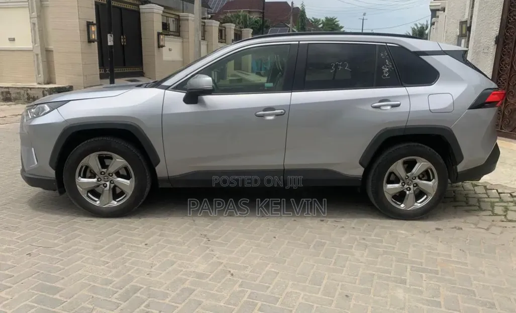Toyota RAV4 XLE Premium AWD 2020 Silver
