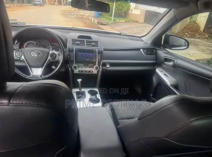 Toyota Camry SE 4dr Sedan (2.5L 4cyl 6A) 2014 White