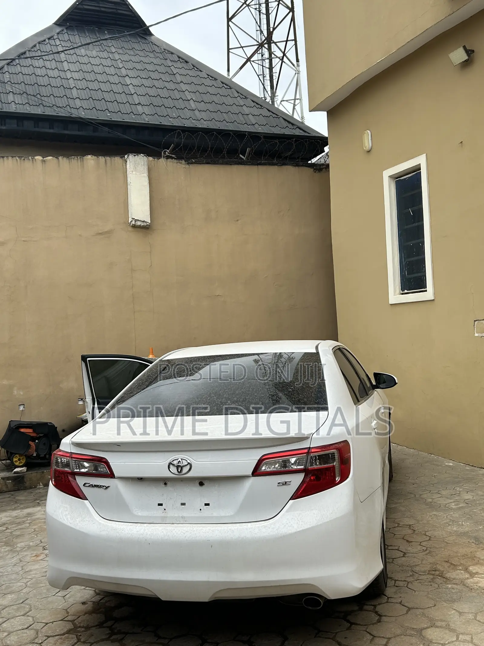 Toyota Camry SE 4dr Sedan (2.5L 4cyl 6A) 2014 White