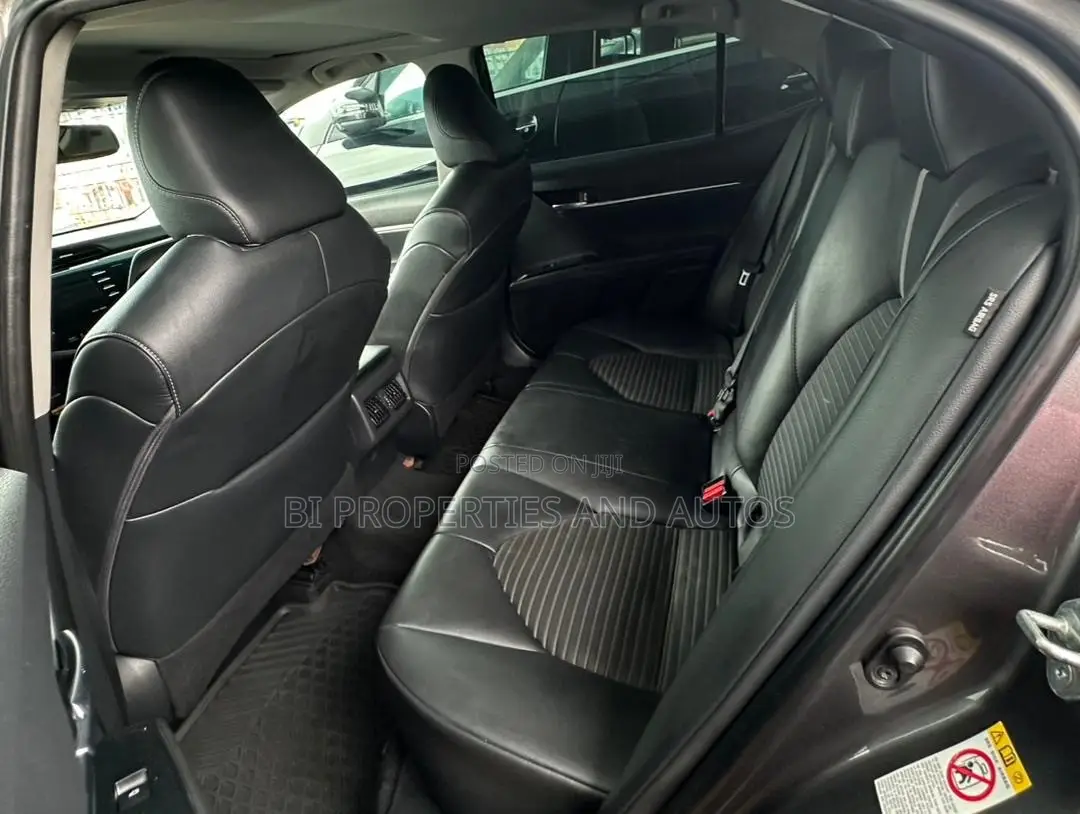 Toyota Camry SE FWD (2.5L 4cyl 8AM) 2018 Gray