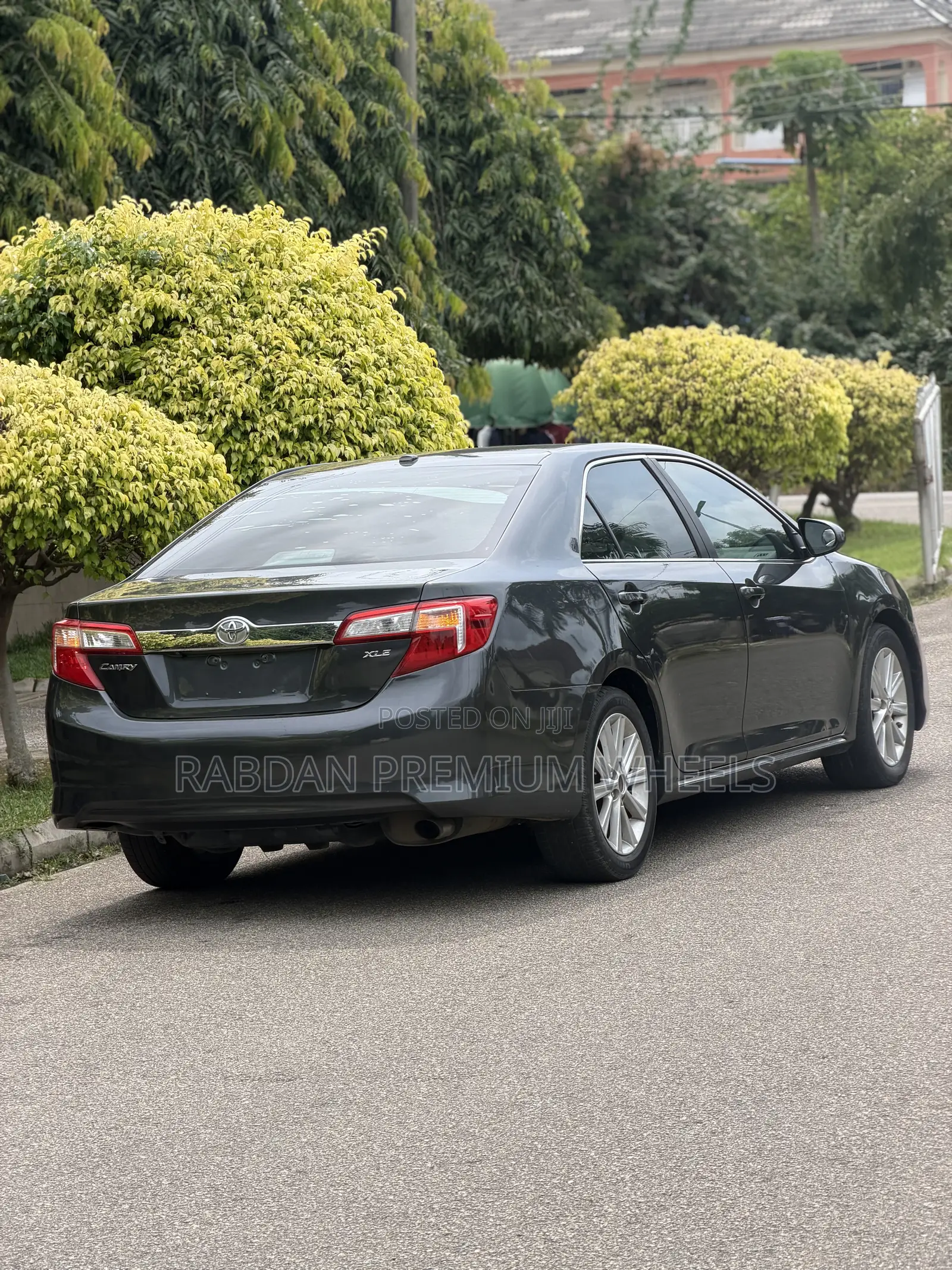Toyota Camry XLE 4dr Sedan (2.5L 4cyl 6A) 2013 Gray