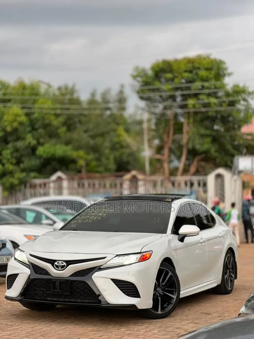 Toyota Camry XSE FWD (2.5L 4cyl 8AM) 2018 White