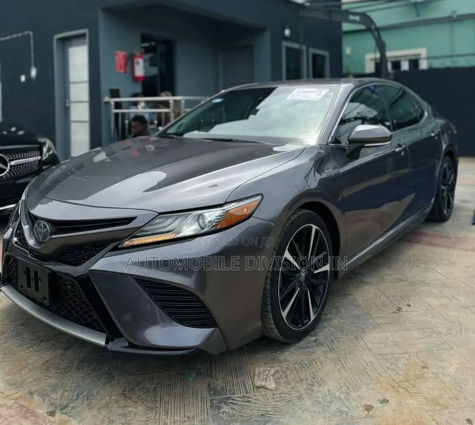 Toyota Camry XSE FWD (2.5L 4cyl 8AM) 2018 Gray