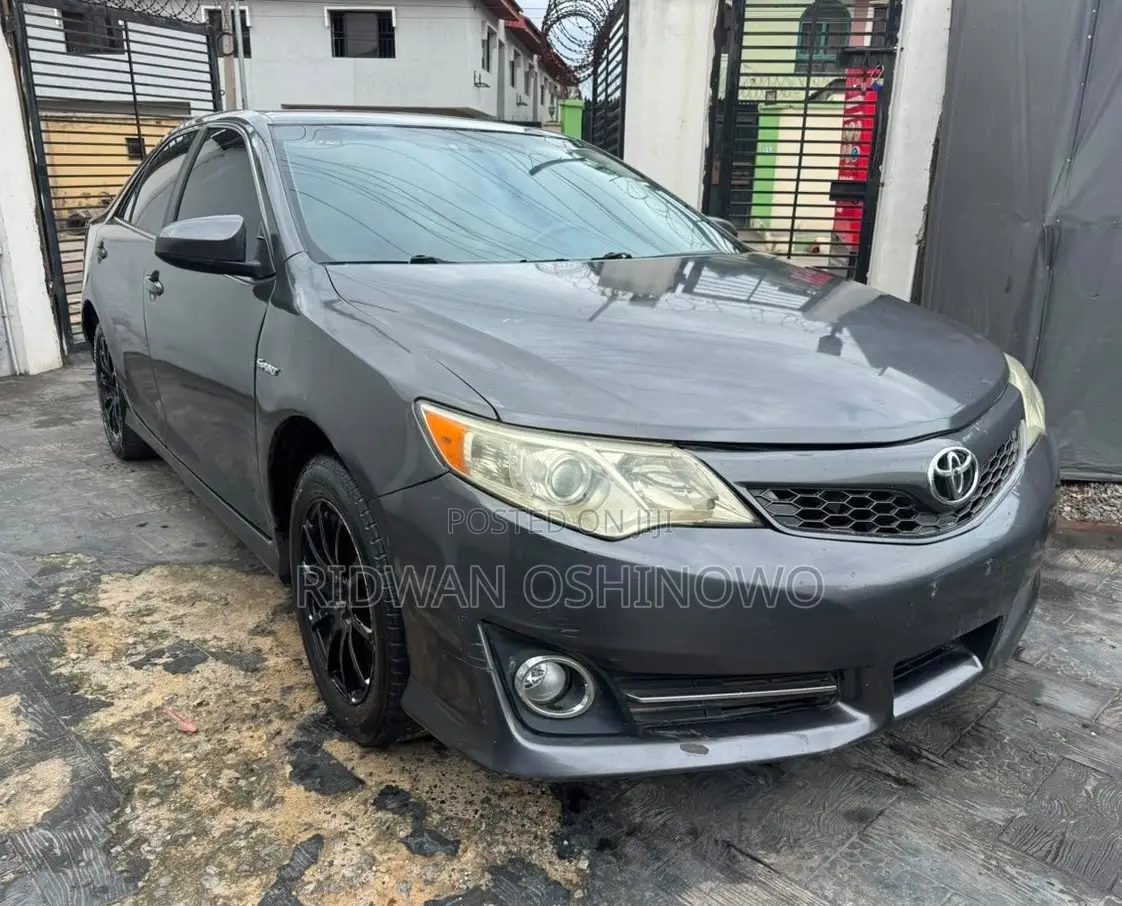Toyota Camry SE 4dr Sedan (2.5L 4cyl 6A) 2012 Gray
