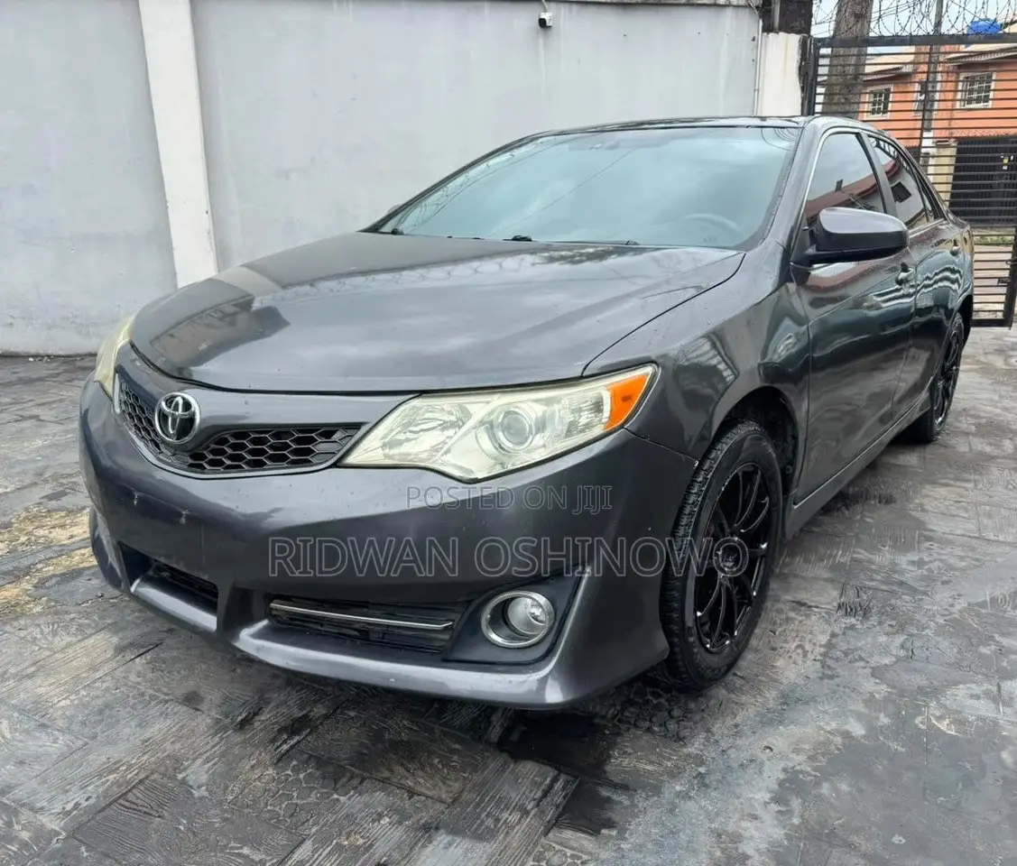 Toyota Camry SE 4dr Sedan (2.5L 4cyl 6A) 2012 Gray