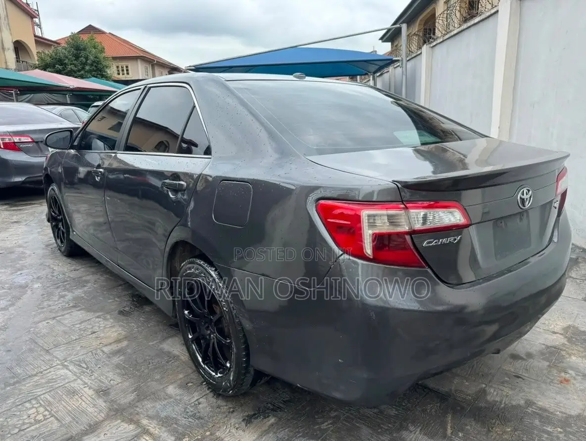 Toyota Camry SE 4dr Sedan (2.5L 4cyl 6A) 2012 Gray