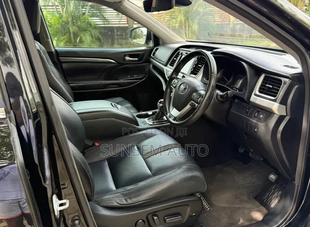 Toyota Highlander SE 4x4 V6 (3.5L 6cyl 8A) 2017 Black