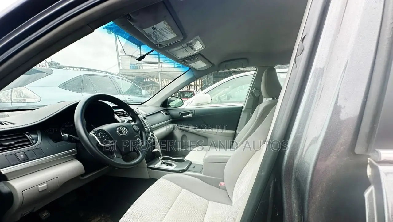 Toyota Camry LE 4dr Sedan (2.5L 4cyl 6A) 2014 Gray
