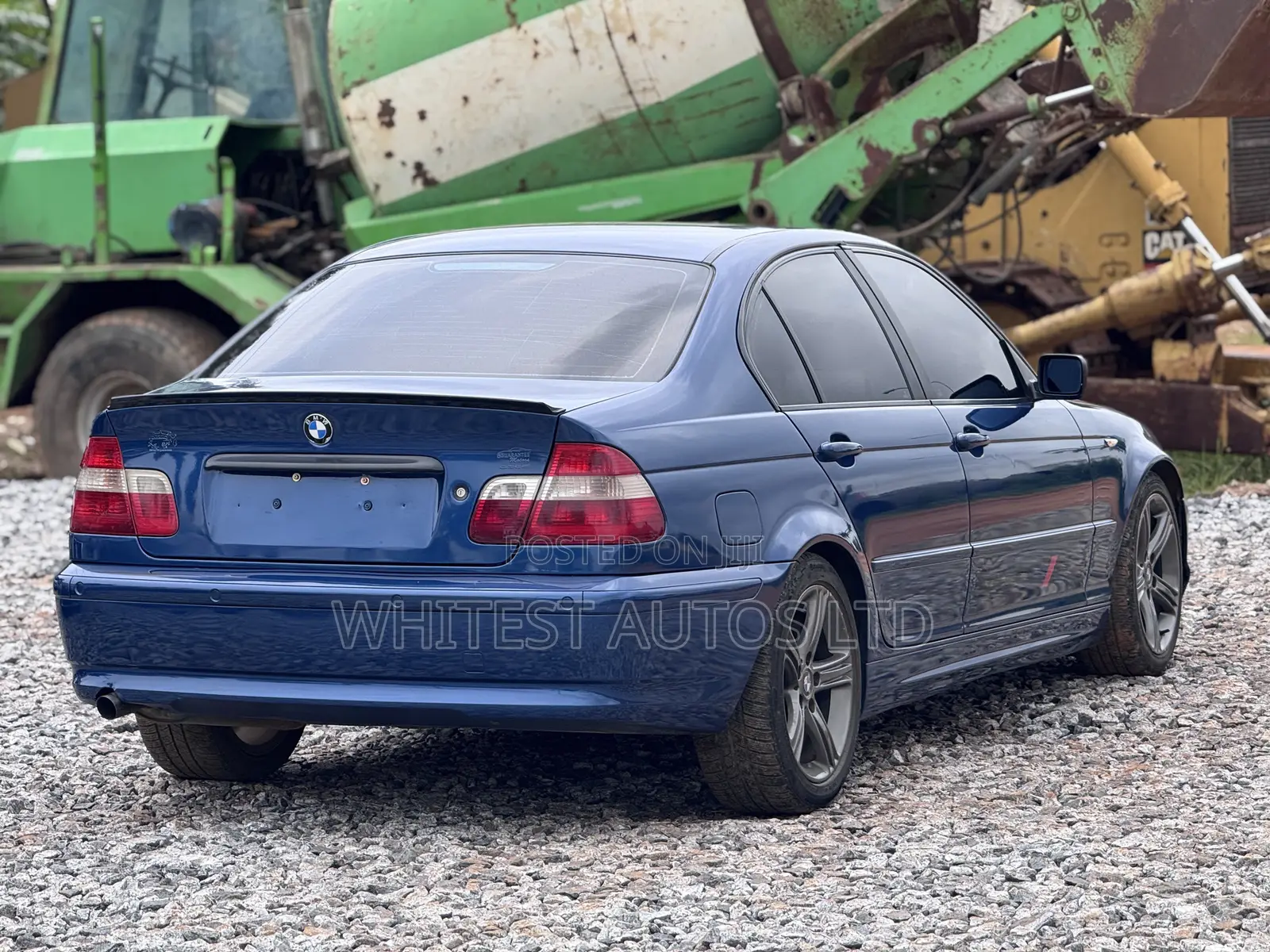 BMW 320i Sedan RWD 2004 Blue