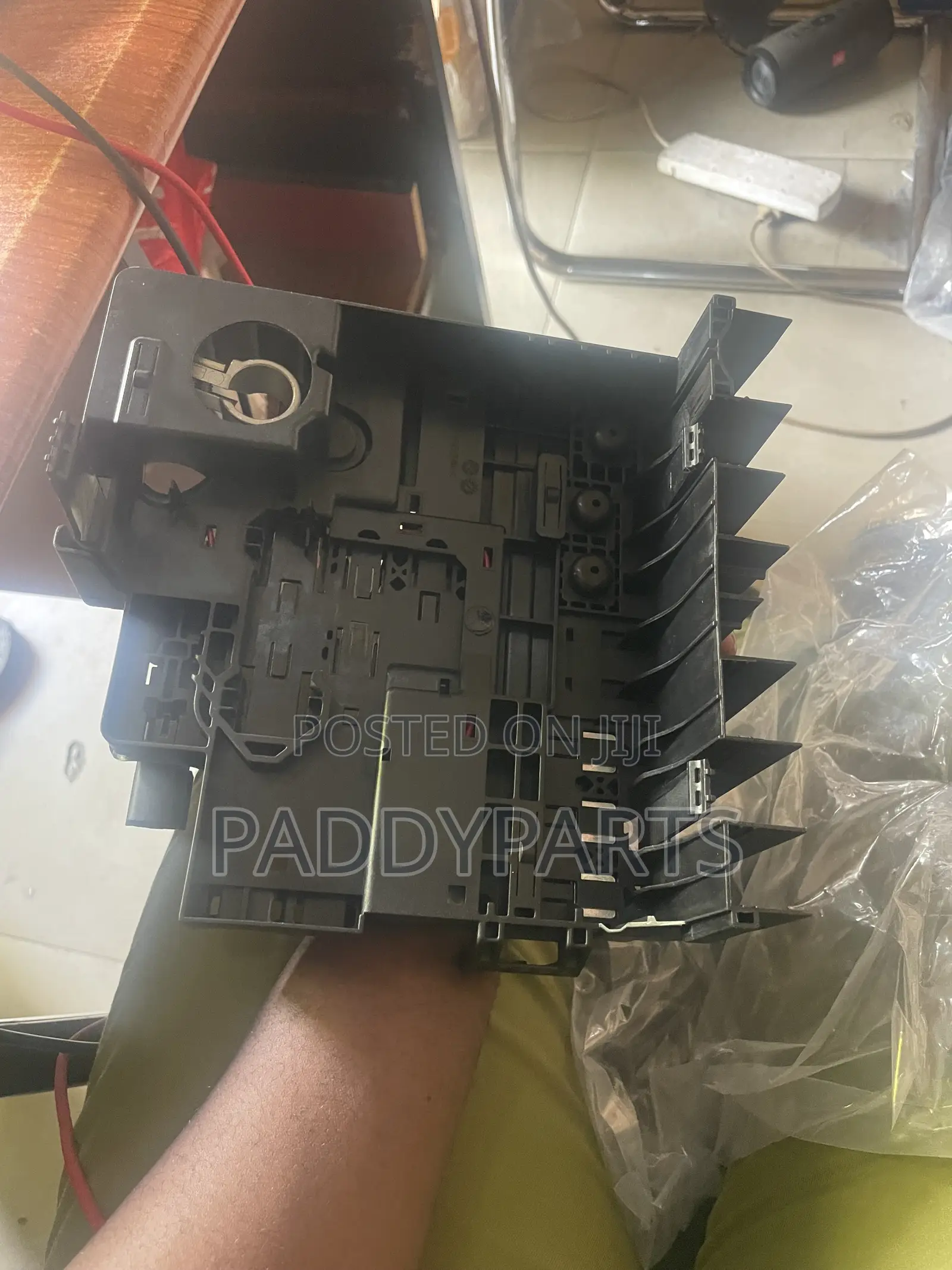 Cadillac Escalade Battery Distribution Engine Fuse Block ()