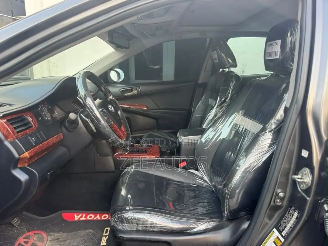 Toyota Camry SE V6 4dr Sedan (3.5L 6cyl 6A) 2013 Gray