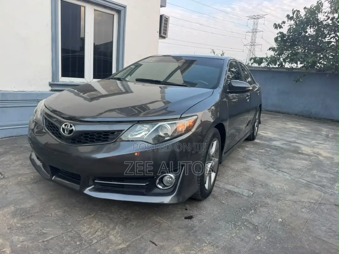 Toyota Camry SE V6 4dr Sedan (3.5L 6cyl 6A) 2013 Gray