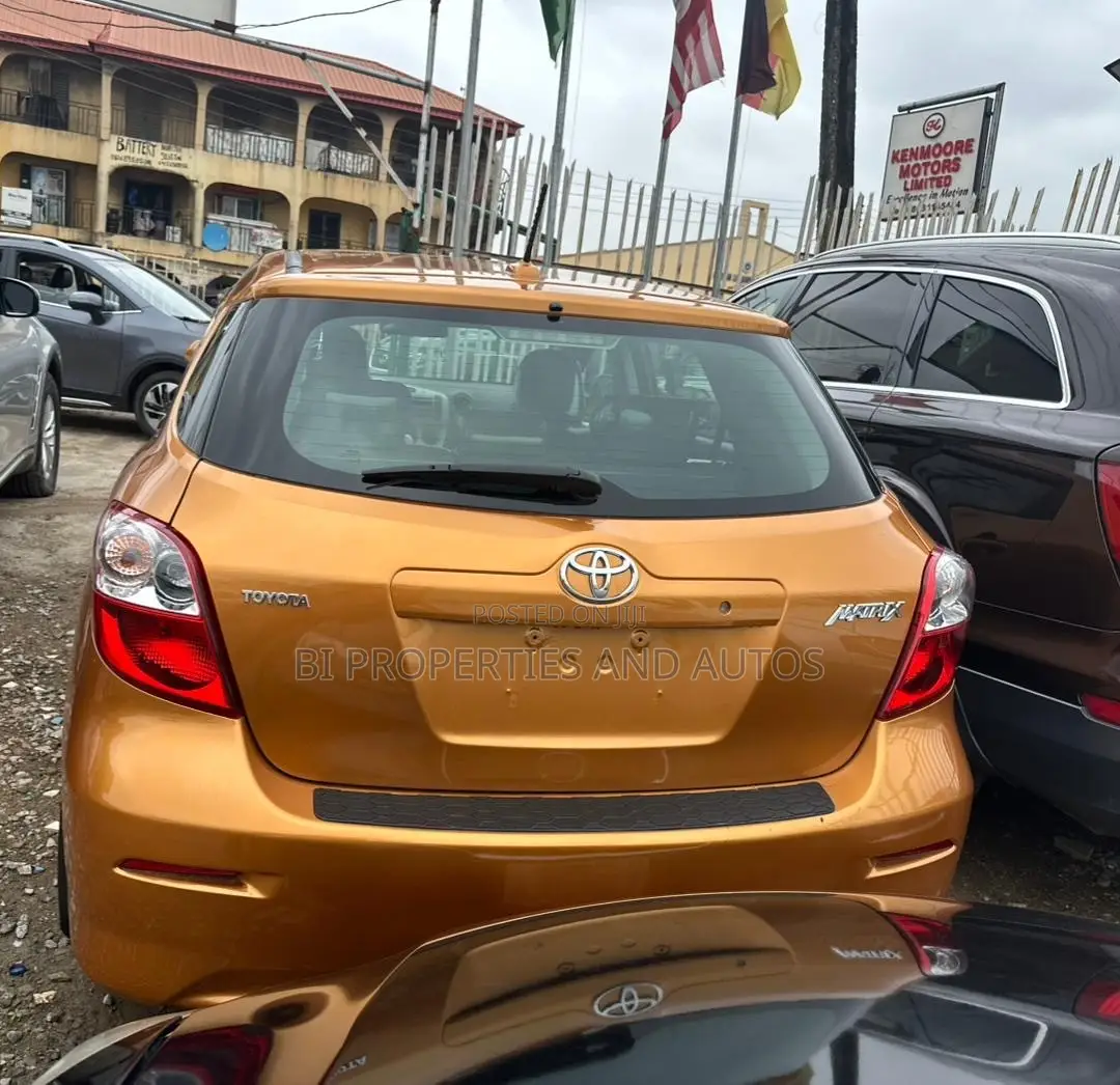 Toyota Matrix 2010 Gold