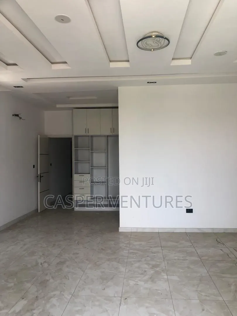 5bdrm Duplex in Osapa London for sale