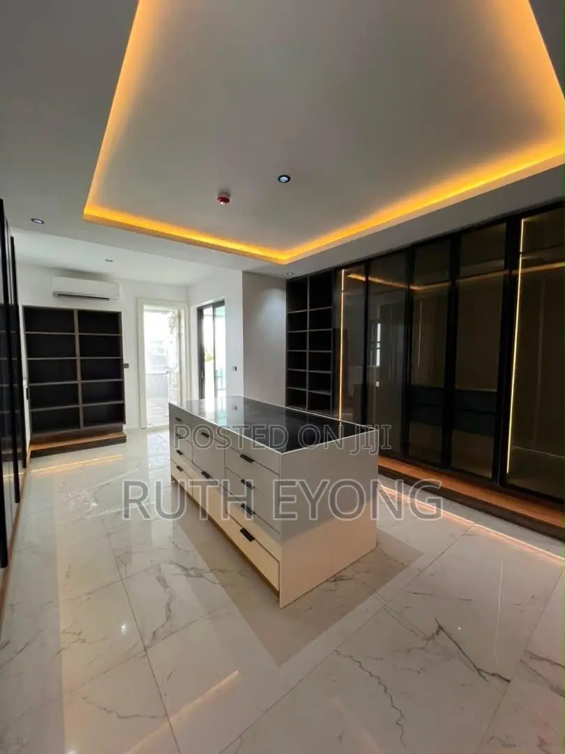 5bdrm Duplex in Banana Island for sale