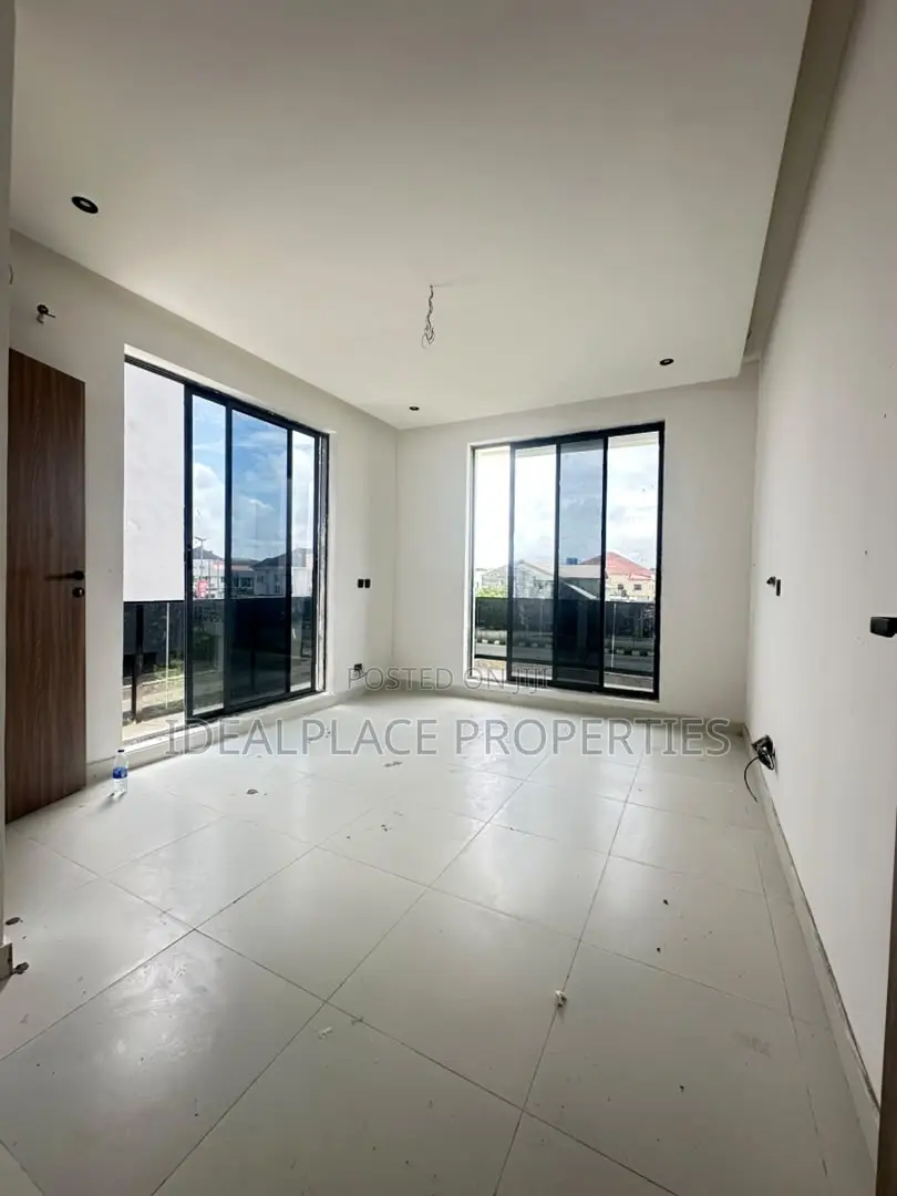 2bdrm Apartment in Lekki Phase 1 for sale