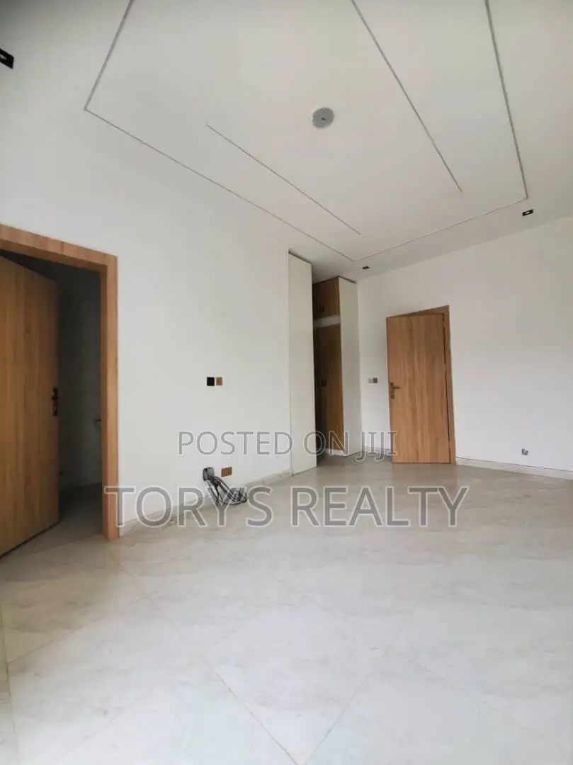 4bdrm Duplex in Ikota for sale