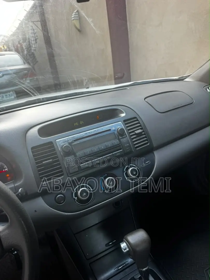 Toyota Camry LE V6 4dr Sedan (3.0L 6cyl 5A) 2005 Silver